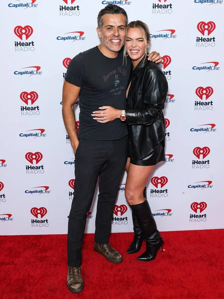 Edwin Arroyave ve Teddi Jo Mellencamp Arroyave, 23 Eylül 2022 'de Las Vegas, Nevada, ABD' de T-Mobile Arena 'da düzenlenen iHeartRadio Music Festival' de basın odasında poz verdiler..