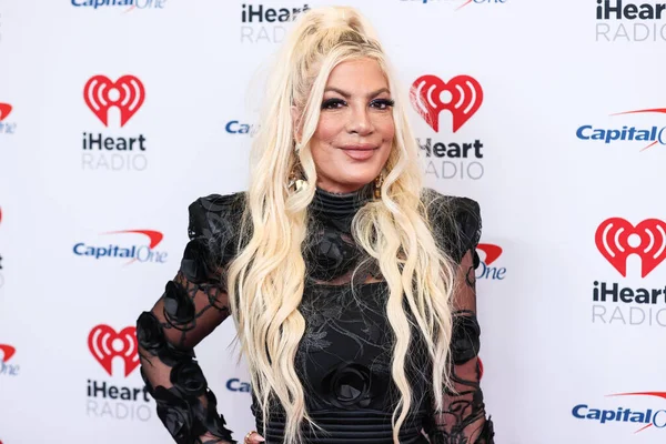 Tori Spelling Ποζάρει Στην Αίθουσα Τύπου Στο 2022 Iheartradio Music — Φωτογραφία Αρχείου