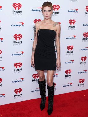 Halsey (Ashley Nicolette Frangipane), 24 Eylül 2022 'de Las Vegas, Nevada, ABD' de T-Mobile Arena 'da düzenlenen iHeartRadio Music Festival' de basın odasında poz verdi..