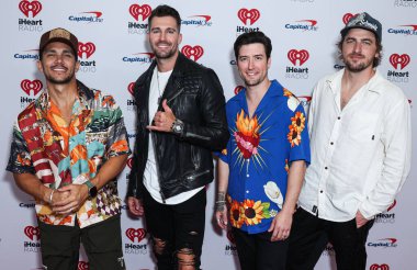 Carlos PenaVega, James Maslow, Logan Henderson ve Kendall Schmidt, 24 Eylül 2022 'de Las Vegas, Nevada, ABD' de bulunan T-Mobil Arena 'da düzenlenen 2022 iHeartRadio Music Festival' de basın odasında poz verdiler.. 