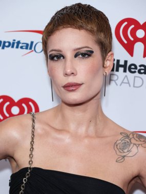Halsey (Ashley Nicolette Frangipane), 24 Eylül 2022 'de Las Vegas, Nevada, ABD' de T-Mobile Arena 'da düzenlenen iHeartRadio Music Festival' de basın odasında poz verdi..