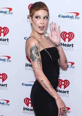 Halsey (Ashley Nicolette Frangipane), 24 Eylül 2022 'de Las Vegas, Nevada, ABD' de T-Mobile Arena 'da düzenlenen iHeartRadio Music Festival' de basın odasında poz verdi..