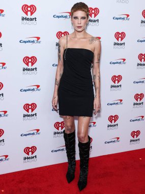 Halsey (Ashley Nicolette Frangipane), 24 Eylül 2022 'de Las Vegas, Nevada, ABD' de T-Mobile Arena 'da düzenlenen iHeartRadio Music Festival' de basın odasında poz verdi..