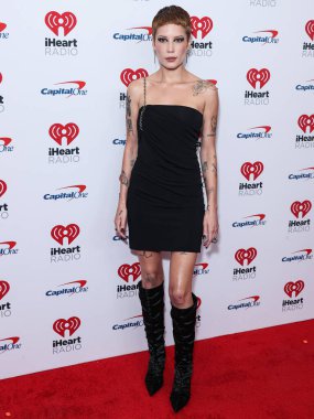 Halsey (Ashley Nicolette Frangipane), 24 Eylül 2022 'de Las Vegas, Nevada, ABD' de T-Mobile Arena 'da düzenlenen iHeartRadio Music Festival' de basın odasında poz verdi..