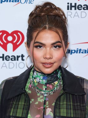Hayley Kiyoko, 24 Eylül 2022 'de Las Vegas, Nevada' da T-Mobile Arena 'da düzenlenen iHeartRadio Music Festival' de basın odasında poz verdi.. 