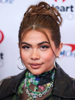 Hayley Kiyoko, 24 Eylül 2022 'de Las Vegas, Nevada' da T-Mobile Arena 'da düzenlenen iHeartRadio Music Festival' de basın odasında poz verdi.. 