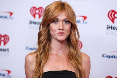 Katherine McNamara, 24 Eylül 2022 'de Las Vegas, Nevada' da T-Mobile Arena 'da düzenlenen iHeartRadio Music Festival' de basın odasında poz verdi.. 