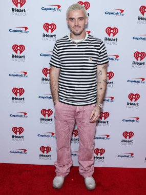 Lauv (Ari Staprans Leff), 24 Eylül 2022 'de ABD' nin Las Vegas, Nevada kentindeki T-Mobil Arena 'da düzenlenen iHeartRadio Music Festival' de basın odasında poz verdi.. 