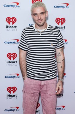 Lauv (Ari Staprans Leff), 24 Eylül 2022 'de ABD' nin Las Vegas, Nevada kentindeki T-Mobil Arena 'da düzenlenen iHeartRadio Music Festival' de basın odasında poz verdi.. 