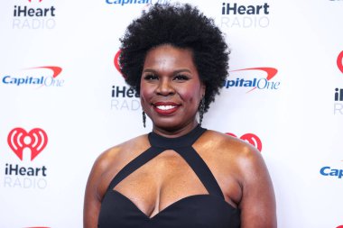 Leslie Jones, 24 Eylül 2022 'de Las Vegas, Nevada, ABD' deki T-Mobil Arena 'da düzenlenen iHeartRadio Music Festival' de basın odasında poz verdi.. 