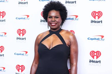 Leslie Jones, 24 Eylül 2022 'de Las Vegas, Nevada, ABD' deki T-Mobil Arena 'da düzenlenen iHeartRadio Music Festival' de basın odasında poz verdi.. 