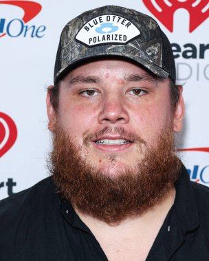 Luke Combs, 24 Eylül 2022 'de Las Vegas, Nevada' da T-Mobile Arena 'da düzenlenen iHeartRadio Music Festival' de basın odasında poz verdi..