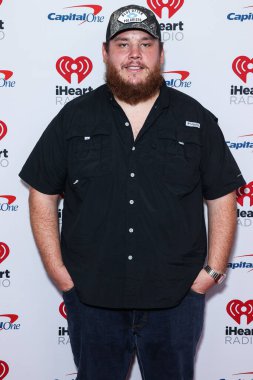 Luke Combs, 24 Eylül 2022 'de Las Vegas, Nevada' da T-Mobile Arena 'da düzenlenen iHeartRadio Music Festival' de basın odasında poz verdi..