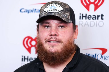 Luke Combs, 24 Eylül 2022 'de Las Vegas, Nevada' da T-Mobile Arena 'da düzenlenen iHeartRadio Music Festival' de basın odasında poz verdi..