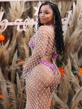 Amerikalı şarkıcı ve söz yazarı Chloe Bailey, 16 Nisan 2022 'de La Quinta, Riverside, Kaliforniya, ABD' de düzenlenen Merv Griffin Estate 'te düzenlenen REVOLVE X H.wood Group REVOLVE FESTIVAL 2022' ye katıldı.. 