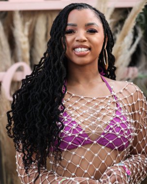 Amerikalı şarkıcı ve söz yazarı Chloe Bailey, 16 Nisan 2022 'de La Quinta, Riverside, Kaliforniya, ABD' de düzenlenen Merv Griffin Estate 'te düzenlenen REVOLVE X H.wood Group REVOLVE FESTIVAL 2022' ye katıldı.. 