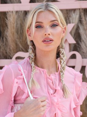 İsveçli model Elsa Hosk, REVOLVE x 'a katılıyor. 16 Nisan 2022' de Merv Griffin Estate 'te düzenlenen H.wood Group REVOLVE FESTIVAL 2022, La Quinta, Riverside, Kaliforniya, ABD. 