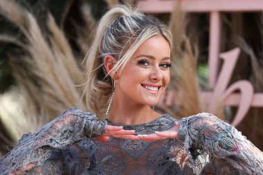 Amerikan televizyon karakteri Hannah Godwin, 16 Nisan 2022 'de La Quinta, Riverside, Kaliforniya, ABD' de düzenlenen Merv Griffin Malikanesi 'nde düzenlenen REVOLVE X H.wood Grubu REVOLVE FESTIVAL 2022' ye katıldı.. 