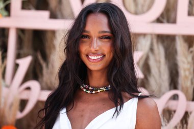 Amerikan model Jasmine Tookes, 16 Nisan 2022 'de La Quinta, Riverside, Kaliforniya, ABD' de düzenlenen Merv Griffin Malikanesi 'nde düzenlenen REVOLVE X H.wood Grubu REVOLVE FESTIVAL 2022' ye katıldı.. 