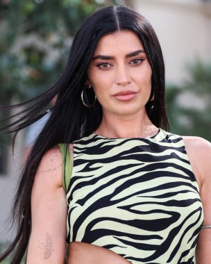 Model Nicole Williams English, REVOLVE X 'e katılıyor. H.wood Group REVOLVE FESTIVAL 2022, 16 Nisan 2022, Merv Griffin Estate, La Quinta, Riverside, Kaliforniya, ABD. 