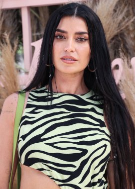 Model Nicole Williams English, REVOLVE X 'e katılıyor. H.wood Group REVOLVE FESTIVAL 2022, 16 Nisan 2022, Merv Griffin Estate, La Quinta, Riverside, Kaliforniya, ABD. 