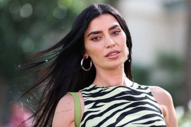 Model Nicole Williams English, REVOLVE X 'e katılıyor. H.wood Group REVOLVE FESTIVAL 2022, 16 Nisan 2022, Merv Griffin Estate, La Quinta, Riverside, Kaliforniya, ABD. 