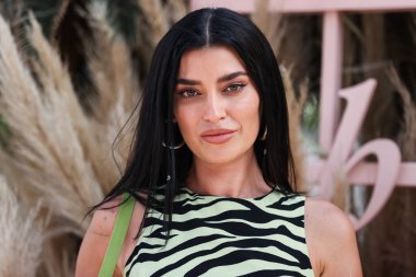 Model Nicole Williams English, REVOLVE X 'e katılıyor. H.wood Group REVOLVE FESTIVAL 2022, 16 Nisan 2022, Merv Griffin Estate, La Quinta, Riverside, Kaliforniya, ABD. 