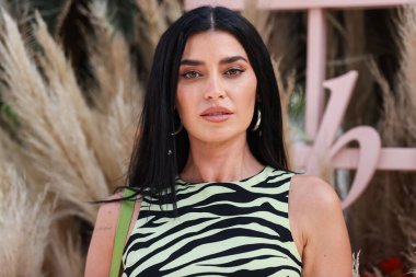 Model Nicole Williams English, REVOLVE X 'e katılıyor. H.wood Group REVOLVE FESTIVAL 2022, 16 Nisan 2022, Merv Griffin Estate, La Quinta, Riverside, Kaliforniya, ABD. 