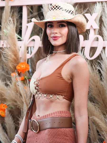 Die Amerikanische Medienpersönlichkeit Olivia Culpo Nimmt Revolve Wood Group Present — Stockfoto