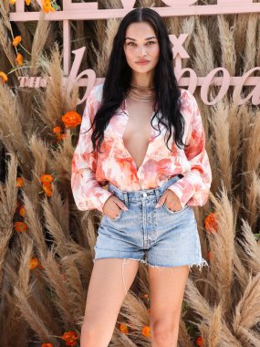 Avustralyalı model Shanina Shaik, 16 Nisan 2022 'de La Quinta, Riverside, Kaliforniya, ABD' de düzenlenen Merv Griffin Malikanesi 'nde düzenlenen REVOLVE X H.wood Grubu REVOLVE FESTIVAL 2022' ye katılıyor..