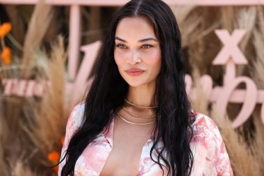 Avustralyalı model Shanina Shaik, 16 Nisan 2022 'de La Quinta, Riverside, Kaliforniya, ABD' de düzenlenen Merv Griffin Malikanesi 'nde düzenlenen REVOLVE X H.wood Grubu REVOLVE FESTIVAL 2022' ye katılıyor.. 