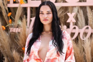 Avustralyalı model Shanina Shaik, 16 Nisan 2022 'de La Quinta, Riverside, Kaliforniya, ABD' de düzenlenen Merv Griffin Malikanesi 'nde düzenlenen REVOLVE X H.wood Grubu REVOLVE FESTIVAL 2022' ye katılıyor.. 