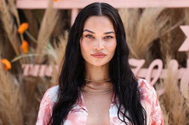 Avustralyalı model Shanina Shaik, 16 Nisan 2022 'de La Quinta, Riverside, Kaliforniya, ABD' de düzenlenen Merv Griffin Malikanesi 'nde düzenlenen REVOLVE X H.wood Grubu REVOLVE FESTIVAL 2022' ye katılıyor.. 