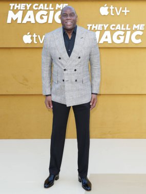 Amerikalı eski profesyonel basketbolcu Magic Johnson (Earvin Johnson Jr.), 14 Nisan 2022 'de Westwood, Los Angeles, Kaliforniya, ABD' deki Regency Village Theatre 'da düzenlenen Apple' ın 'They Call Me Magic' adlı oyununun Los Angeles galasına geldi.
