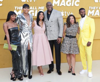 Elisa Johnson, EJ Johnson, Cookie Johnson, Magic Johnson, Lisa Johnson ve Andre Johnson, 14 Nisan 2022 'de Westwood, Los Angeles, ABD' deki Regency Village Theatre 'da düzenlenen Apple' ın 