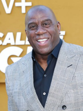 Amerikalı eski profesyonel basketbolcu Magic Johnson (Earvin Johnson Jr.), 14 Nisan 2022 'de Westwood, Los Angeles, Kaliforniya, ABD' deki Regency Village Theatre 'da düzenlenen Apple' ın 'They Call Me Magic' adlı oyununun Los Angeles galasına geldi.