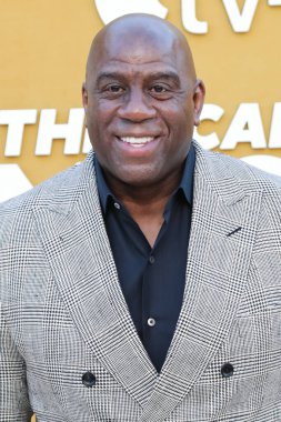 Amerikalı eski profesyonel basketbolcu Magic Johnson (Earvin Johnson Jr.), 14 Nisan 2022 'de Westwood, Los Angeles, Kaliforniya, ABD' deki Regency Village Theatre 'da düzenlenen Apple' ın 'They Call Me Magic' adlı oyununun Los Angeles galasına geldi.