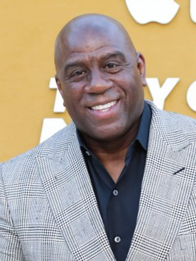Amerikalı eski profesyonel basketbolcu Magic Johnson (Earvin Johnson Jr.), 14 Nisan 2022 'de Westwood, Los Angeles, Kaliforniya, ABD' deki Regency Village Theatre 'da düzenlenen Apple' ın 'They Call Me Magic' adlı oyununun Los Angeles galasına geldi.