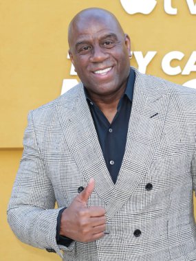 Amerikalı eski profesyonel basketbolcu Magic Johnson (Earvin Johnson Jr.), 14 Nisan 2022 'de Westwood, Los Angeles, Kaliforniya, ABD' deki Regency Village Theatre 'da düzenlenen Apple' ın 'They Call Me Magic' adlı oyununun Los Angeles galasına geldi.