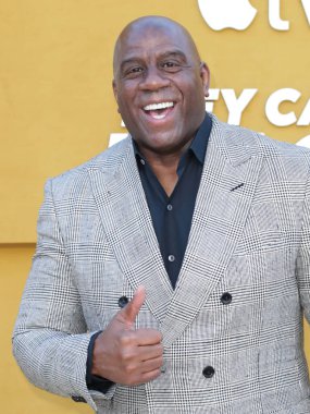 Amerikalı eski profesyonel basketbolcu Magic Johnson (Earvin Johnson Jr.), 14 Nisan 2022 'de Westwood, Los Angeles, Kaliforniya, ABD' deki Regency Village Theatre 'da düzenlenen Apple' ın 'They Call Me Magic' adlı oyununun Los Angeles galasına geldi.