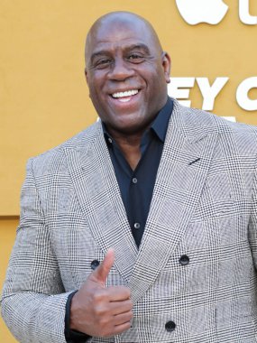 Amerikalı eski profesyonel basketbolcu Magic Johnson (Earvin Johnson Jr.), 14 Nisan 2022 'de Westwood, Los Angeles, Kaliforniya, ABD' deki Regency Village Theatre 'da düzenlenen Apple' ın 'They Call Me Magic' adlı oyununun Los Angeles galasına geldi.