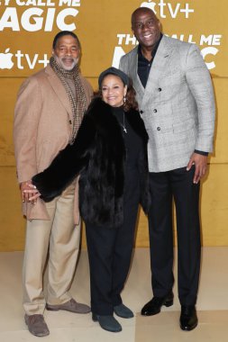 Norm Nixon, Debbie Allen ve Magic Johnson, 14 Nisan 2022 'de Westwood, Los Angeles, Kaliforniya, ABD' deki Regency Village Theatre 'da düzenlenen Apple' ın 