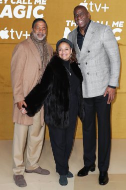 Norm Nixon, Debbie Allen ve Magic Johnson, 14 Nisan 2022 'de Westwood, Los Angeles, Kaliforniya, ABD' deki Regency Village Theatre 'da düzenlenen Apple' ın 