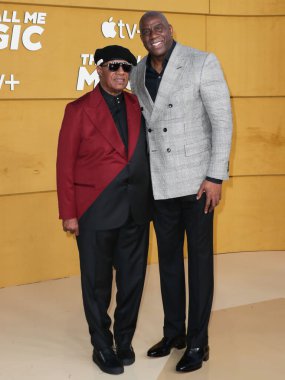 Stevie Wonder ve Magic Johnson, 14 Nisan 2022 'de Westwood, Los Angeles, Kaliforniya, ABD' deki Regency Village Theatre 'da düzenlenen Apple' ın 