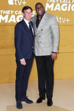 Zack Van Amburg ve Magic Johnson, 14 Nisan 2022 'de Westwood, Los Angeles, Kaliforniya, ABD' deki Regency Village Theatre 'da düzenlenen Apple' ın 