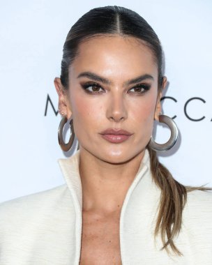 LOS ANGELES, CALIFORNIA, ABD - 10 Nisan 2022: Brezilyalı model Alessandra Ambrosio, Yes I Am Cacharel, Fas petrolü, Sunulan The Daily Front Row 'un 6.