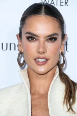 LOS ANGELES, CALIFORNIA, ABD - 10 Nisan 2022: Brezilyalı model Alessandra Ambrosio, Yes I Am Cacharel, Fas petrolü, Sunulan The Daily Front Row 'un 6.