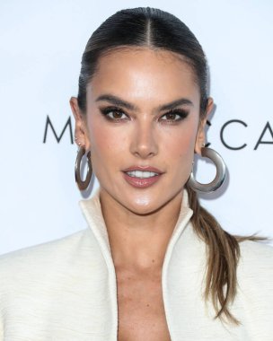 LOS ANGELES, CALIFORNIA, ABD - 10 Nisan 2022: Brezilyalı model Alessandra Ambrosio, Yes I Am Cacharel, Fas petrolü, Sunulan The Daily Front Row 'un 6.