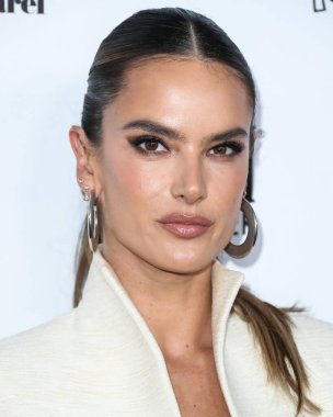 LOS ANGELES, CALIFORNIA, ABD - 10 Nisan 2022: Brezilyalı model Alessandra Ambrosio, Yes I Am Cacharel, Fas petrolü, Sunulan The Daily Front Row 'un 6.