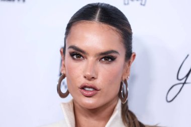 LOS ANGELES, CALIFORNIA, ABD - 10 Nisan 2022: Brezilyalı model Alessandra Ambrosio, Yes I Am Cacharel, Fas petrolü, Sunulan The Daily Front Row 'un 6.